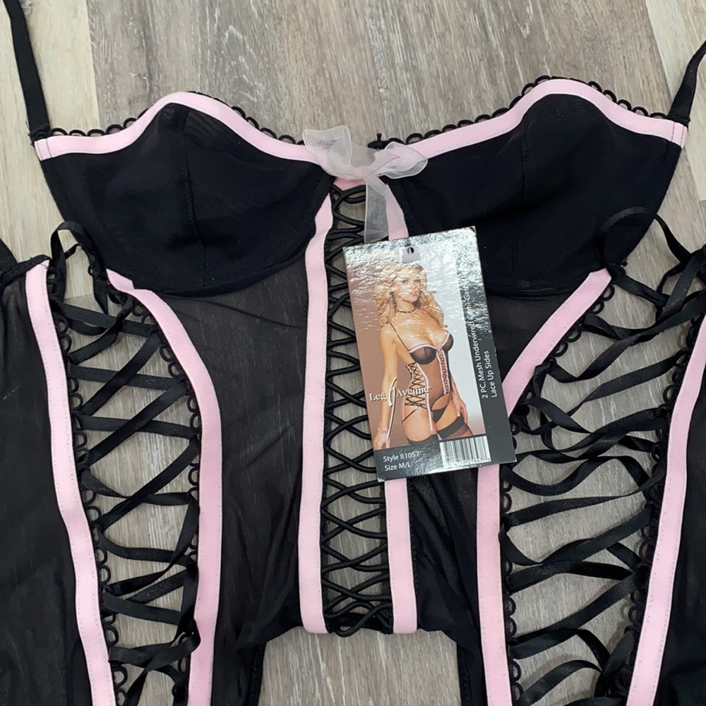 Lingerie - Picture 3 of 3
